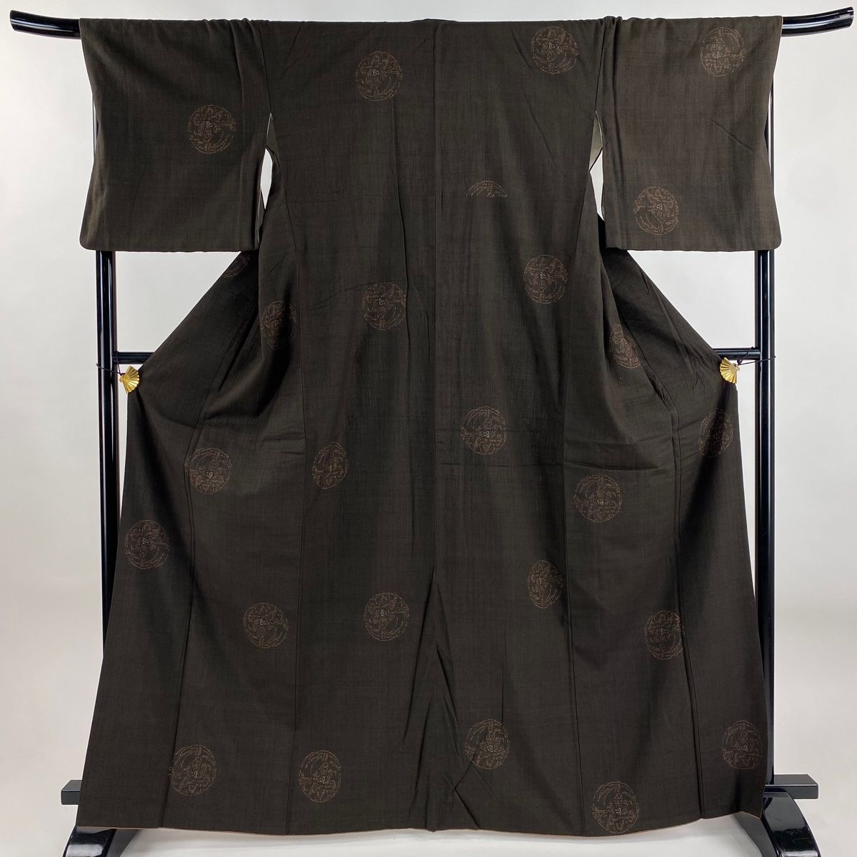 結城紬 身丈165cm 裄丈69cm L 袷 奥順 証紙 花丸文 亀甲絣 焦茶色 正絹