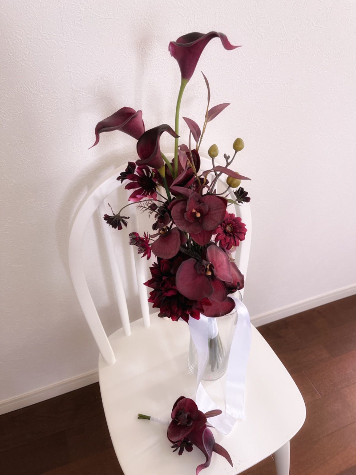 ボルドーカラーの縦長アームブーケ4 ウェディングブーケ ブートニア付