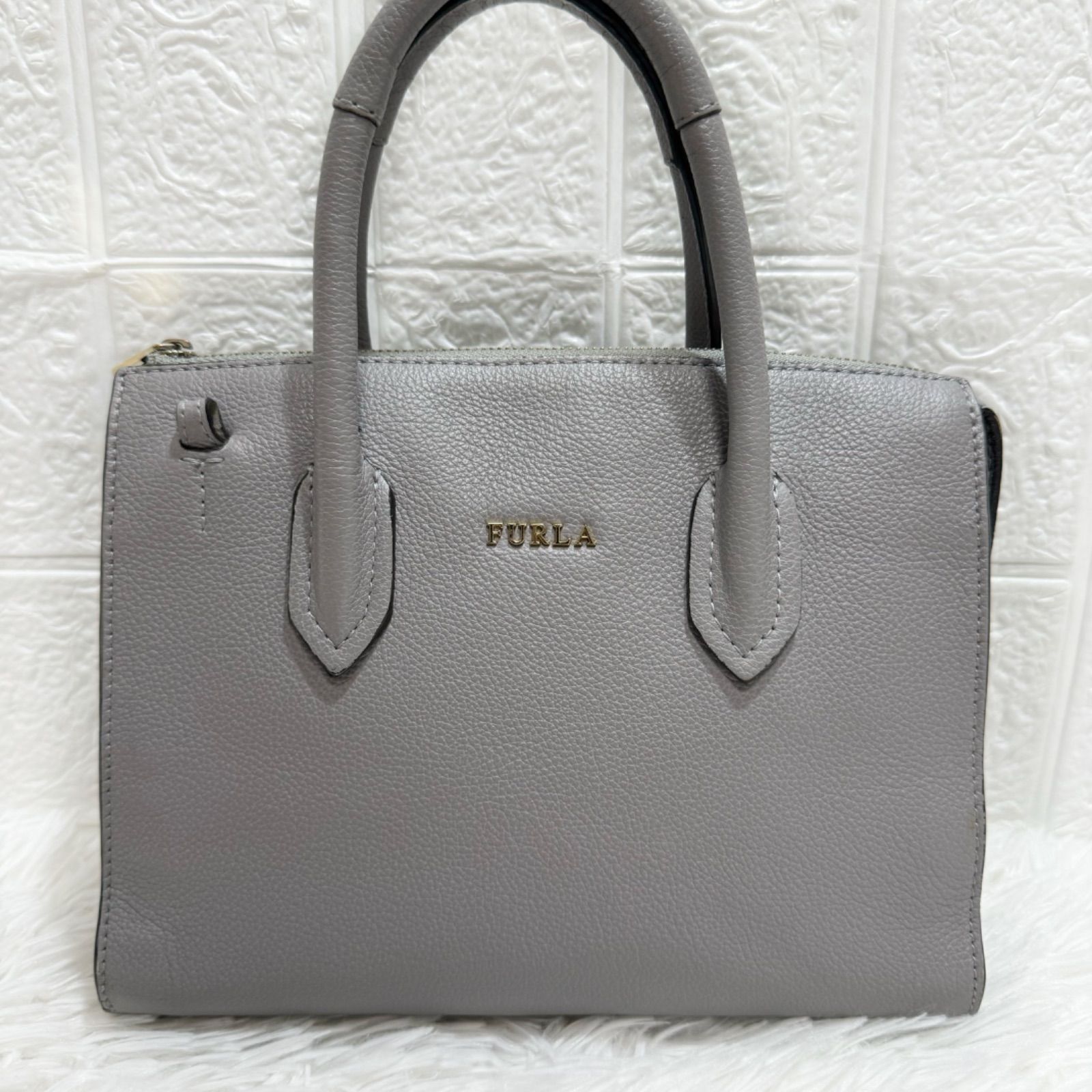 超美品！FURLA ピン レザー 2way ハンドバッグ ショルダーバッグ トートバッグ グレー系 斜めがけ - メルカリ