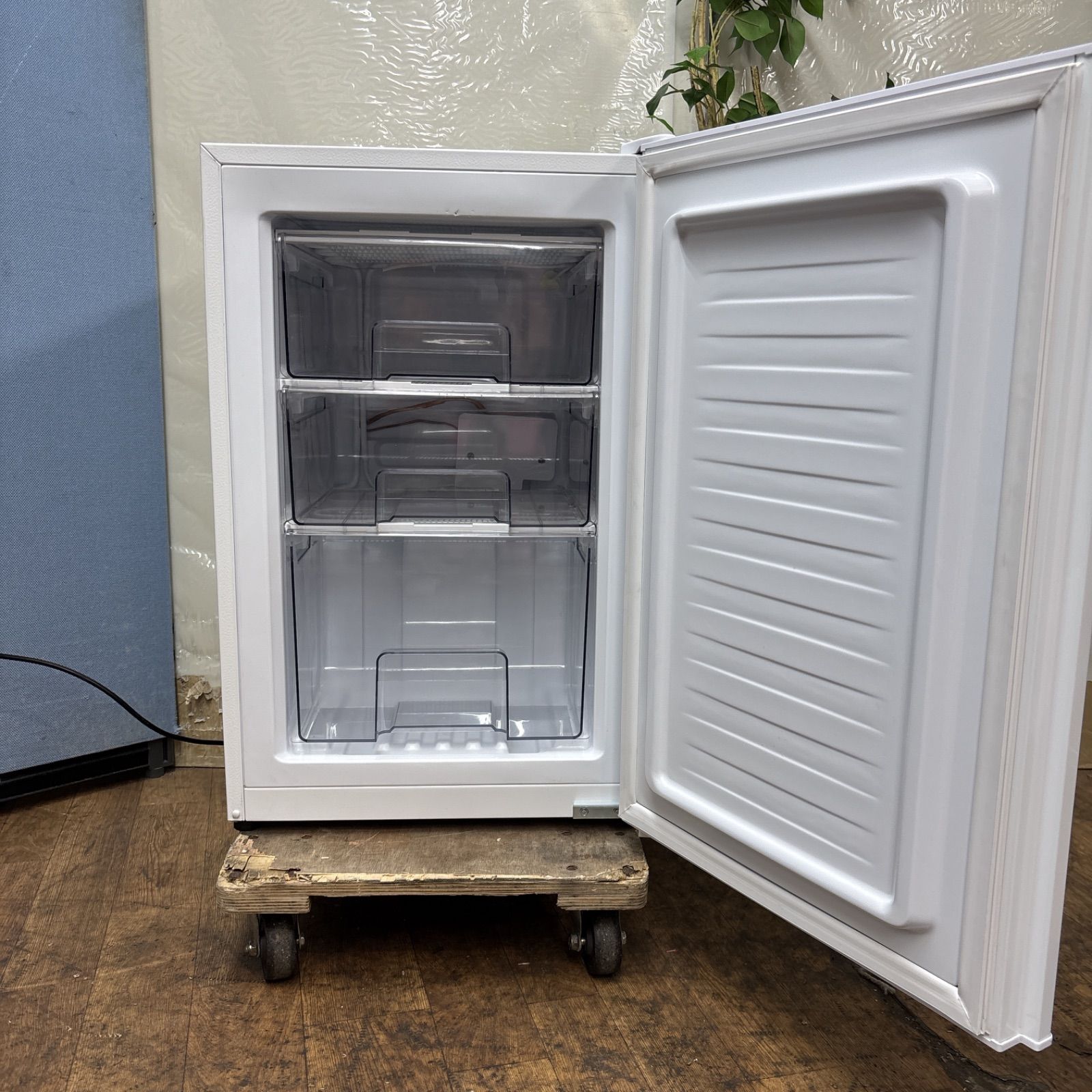 657 ALLEGIA アレジア 61L 家庭用冷凍庫 右開き 2023年製 657 ALLEGIA アレジア 61L 家庭用冷凍庫 右開き 2023年製 A&R株式会社 |