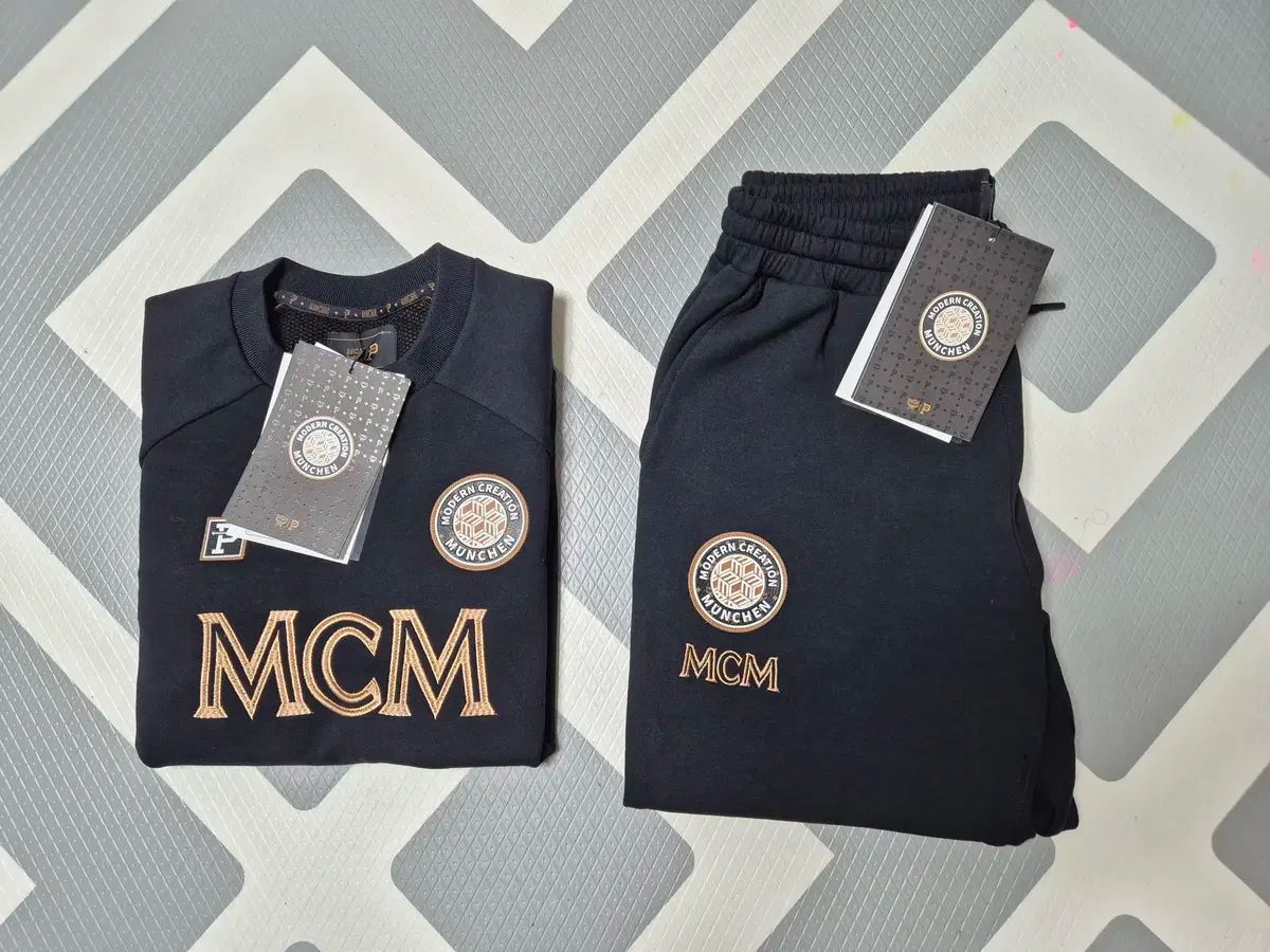 粘着性のある 新品 オーバー・ザ・ピッチ x MCM トレーニングセットスウェットシャツパンツスウェットシャツ