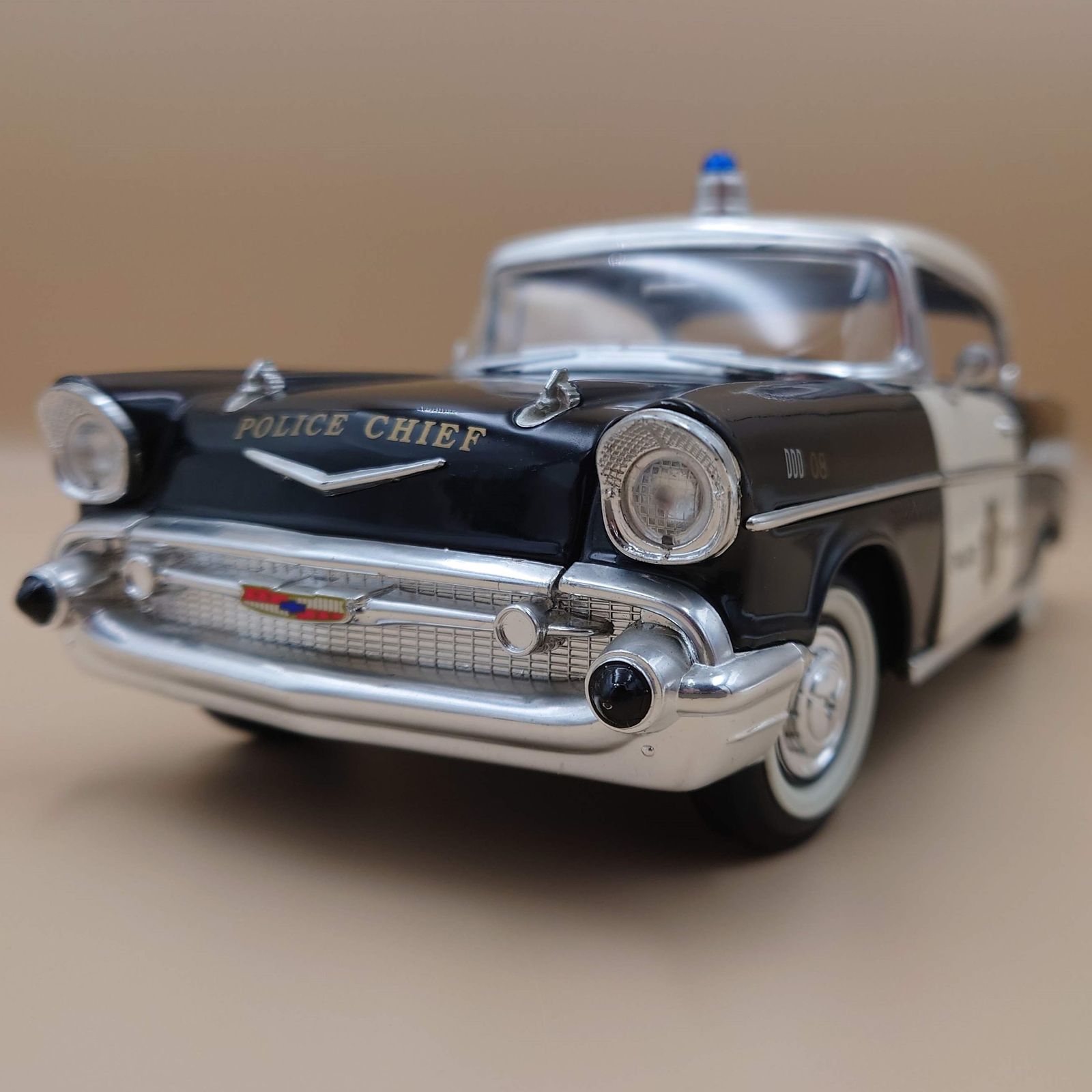 1/18 シボレーベルエア POLICE CHIEF 1957 Road Signature製ダイ 