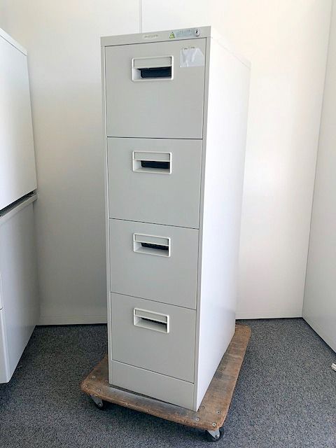 オカムラ Ａ4 4段ファイリングキャビネット カギ2本付 ラッチ付き 引出