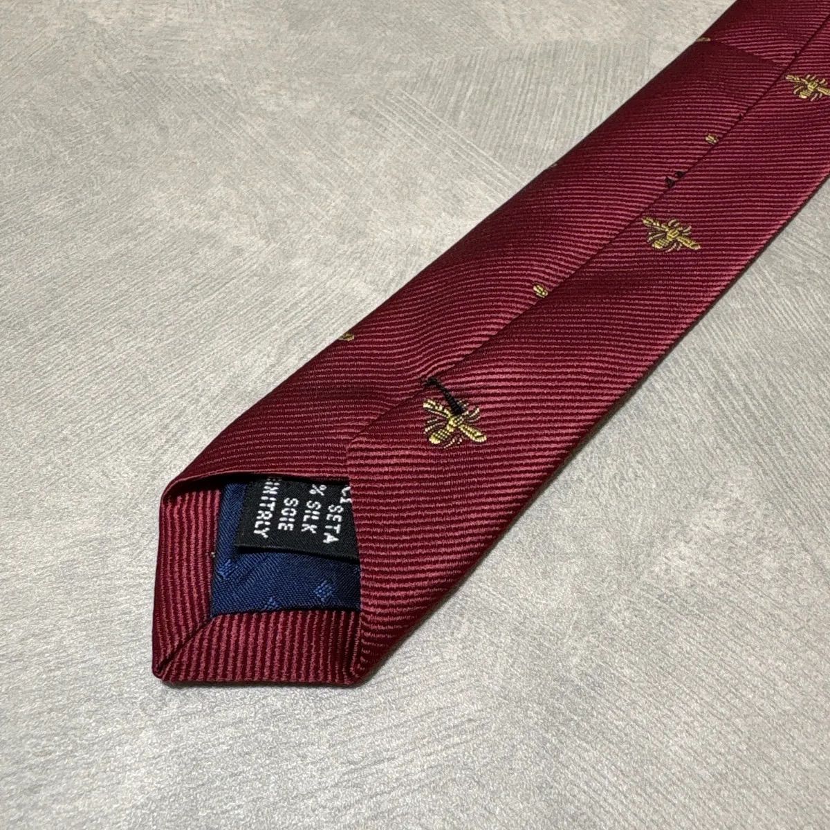 美品 GUCCI グッチ シルク 100％ レッド 赤 蜂柄 ハチ Bee 254