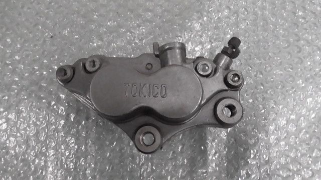ZZR400 ZX400N-033xxx の フロントキャリパー 右:#1747102246