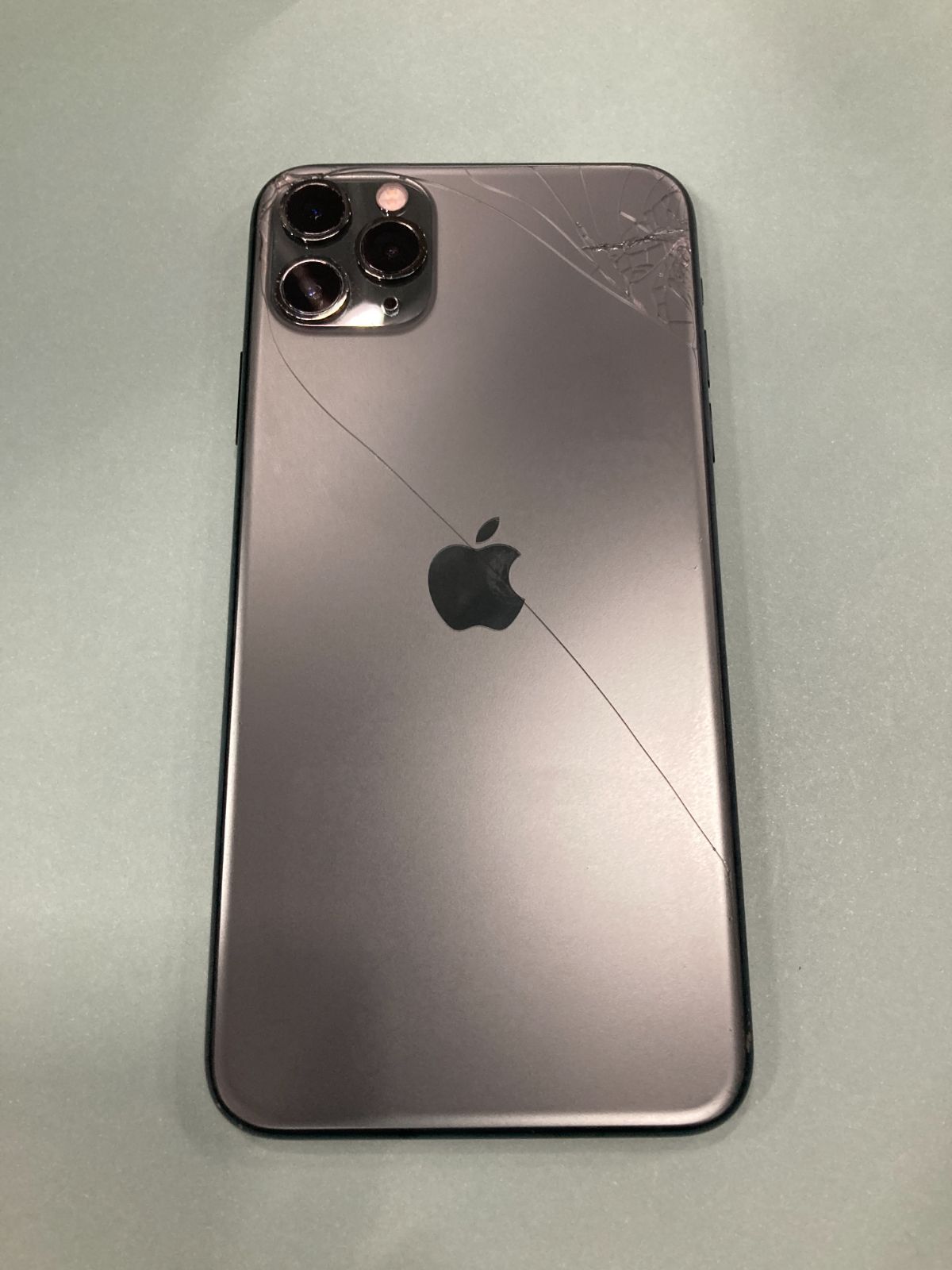 iPhone 11 Pro 64GBスペースグレー 背面ひび割れあり Amazon | 【整備済み品】 Apple iPhone 11 Pro 64GB スペース