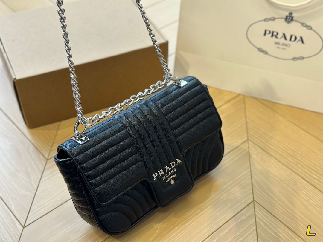 PRADA プラダ ショルダーバッグ  ショルダーバッグ >