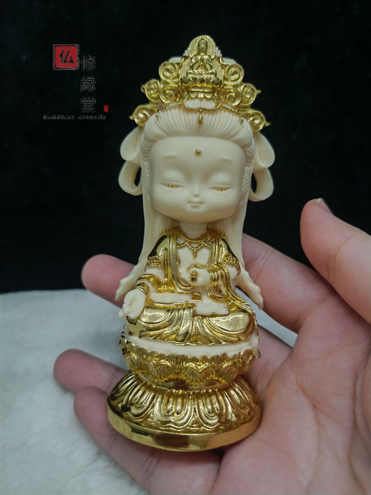 玉石彫刻 布袋像 岫玉 中国美術 台付 箱付 M 玉石彫刻 布袋像 岫玉 中国美術 台付 箱付 M