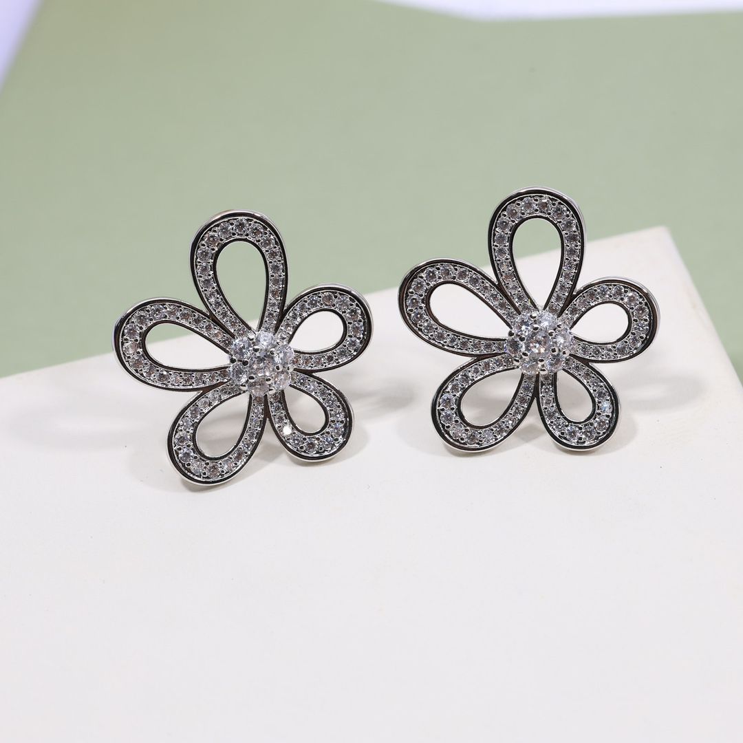 VanCleef＆Arpels🍀 ヴァンクリーフ＆アーペル クローバーフラワーピアス - メルカリ