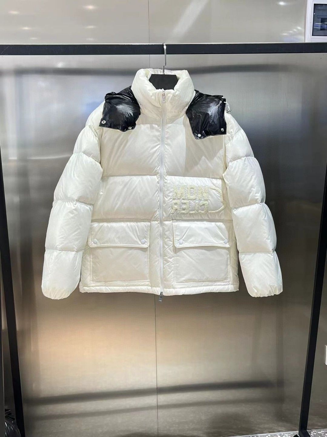 MONCLERモンクレール Abbaye白い短いダウンジャケット｜本日限定