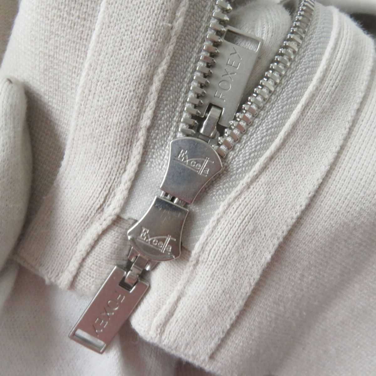 FOXEY - 【ドンドン見直し】良品☆ 正規品  FOXEY フォクシー URBAN STANDARD 42844 ZIP ニットジャケット サンドベージュ 38 日本製 ハンガー付き FOXEY - 【ドンドン見直し】良品☆ 正規品 FOXEY フォクシー