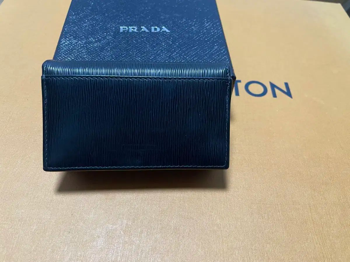 プラダ サフィアーノ