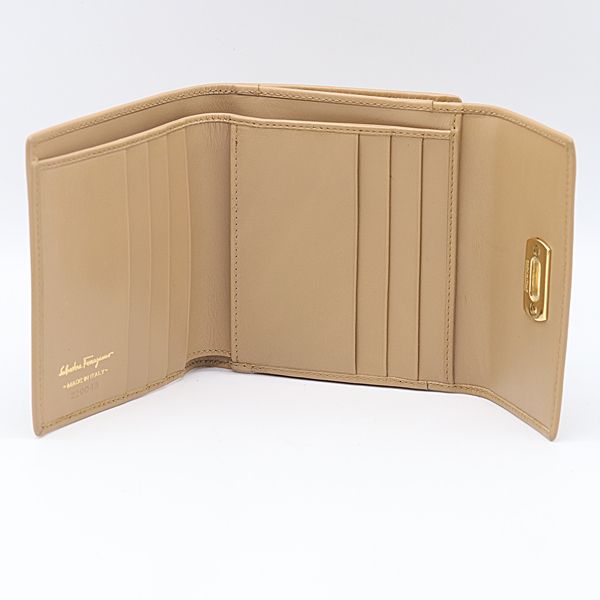 フェラガモ　がま口財布 美品✨】フェラガモ 折り財布 ヴァラ 型押し ゴールド がま口