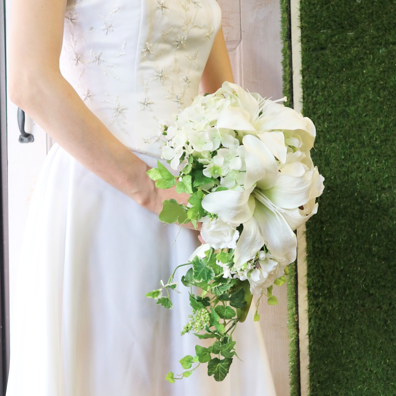 白ユリのキャスケードブーケ 結婚式 フォトウェディング - メルカリ