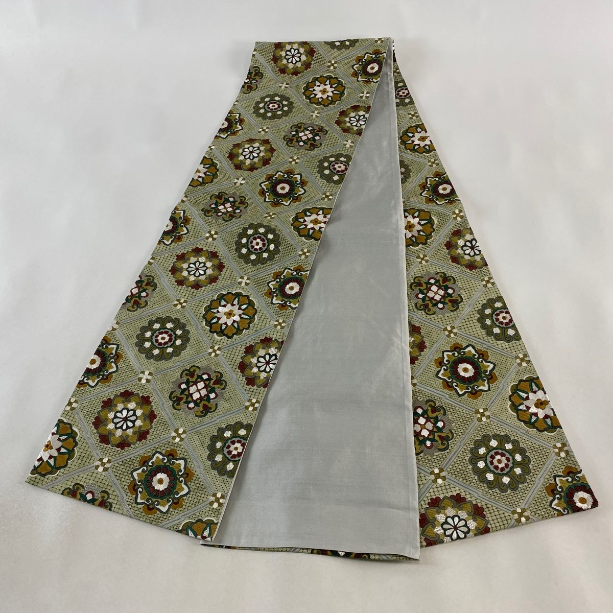 袋帯 美品 逸品 金糸 汕頭刺繍 灰緑 全通 正絹 華文様 袋帯 美品 逸品 草花 色紙 金糸 汕頭刺繍 緑 全通 正絹 【中古