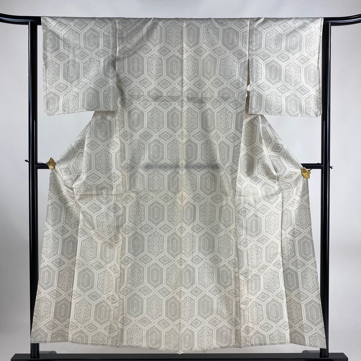 紬 身丈155cm 裄丈62cm S 単衣 亀甲 菱 クリーム 正絹 優品 【中古  