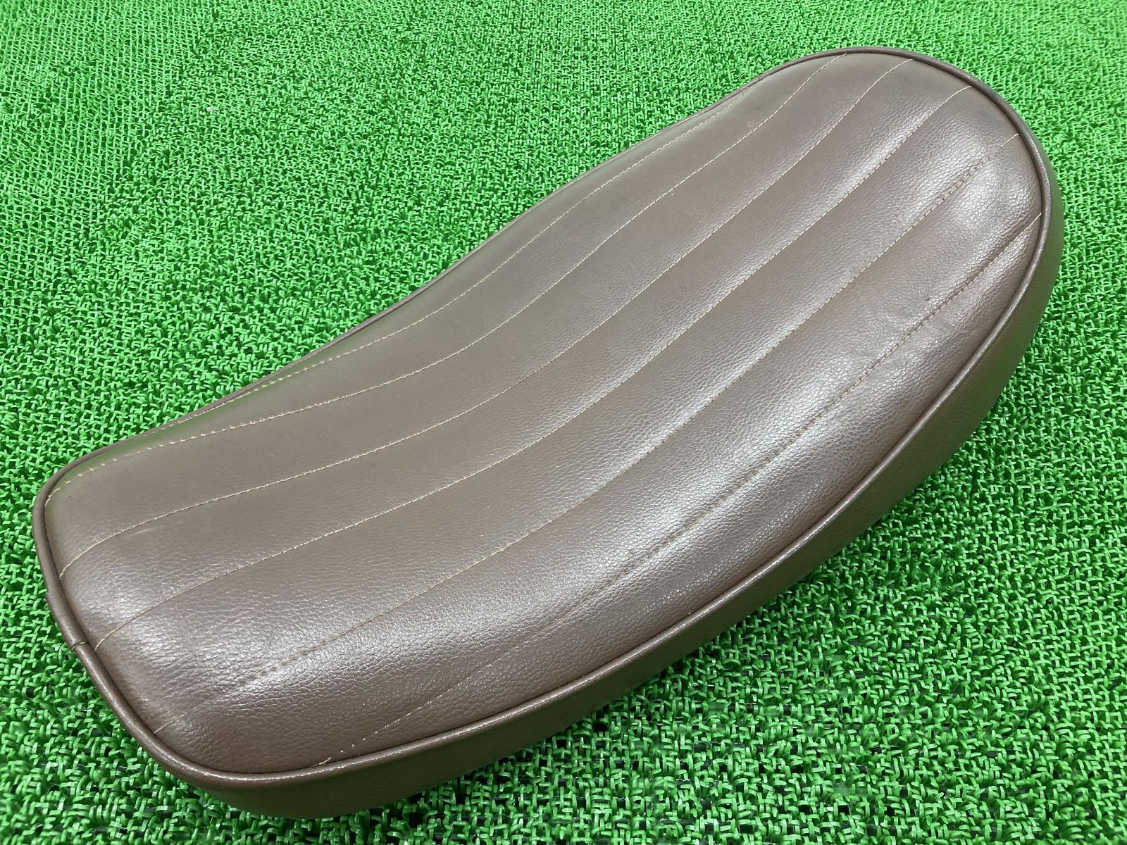 ヘブンズ製SR400 シート 茶 社外 中古 バイク 部品 1JR RH01J ブラウン キャニオンシート バーチカルロール 破れ無し
