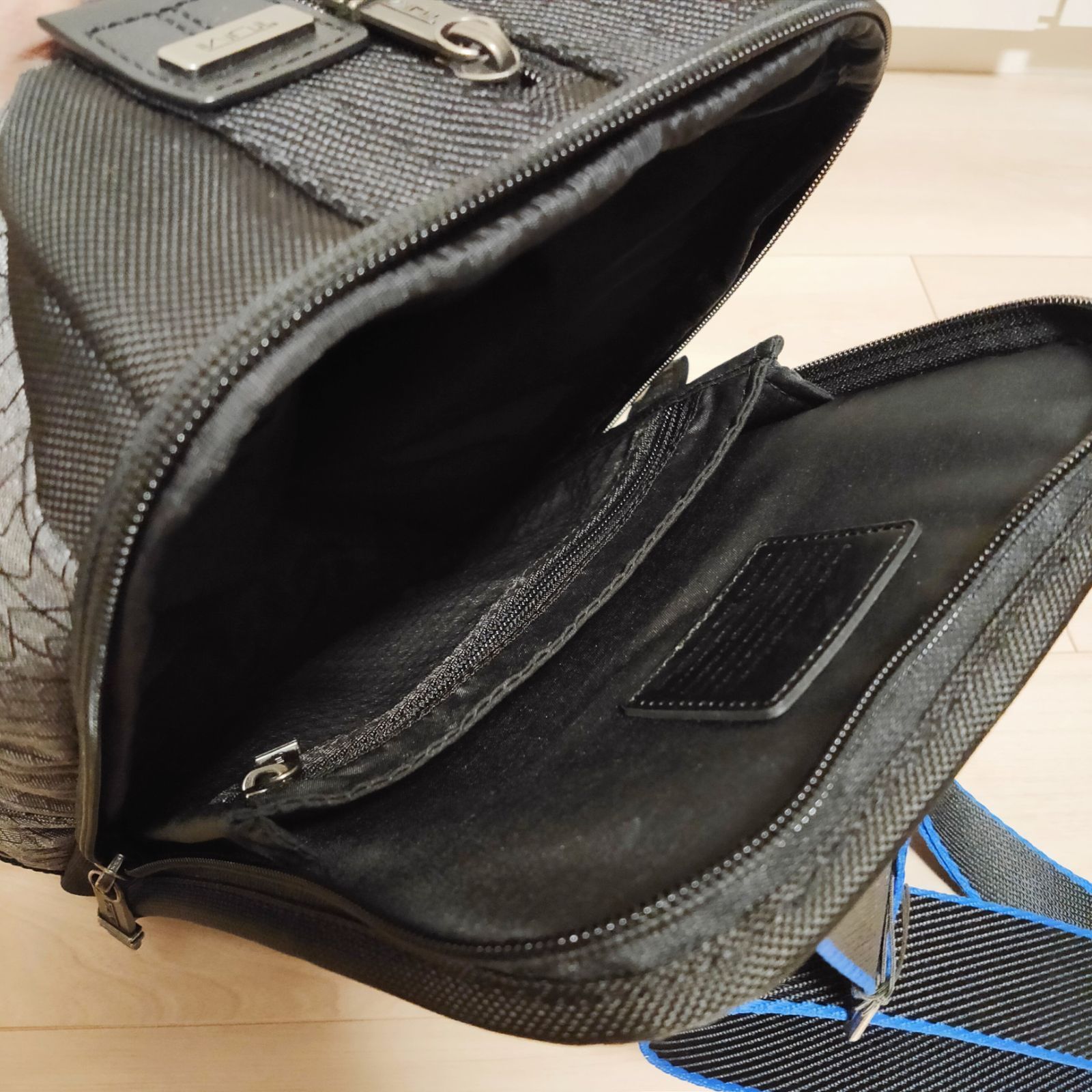 新品 TUMI ボディバッグ バリスティックナイロン レザー スリングバッグ-