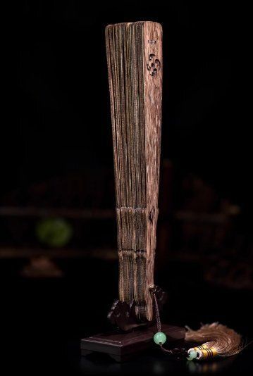 軽量贅沢天然ベトナム芽荘沈香扇子折りたたみ中国風黒油老料沈香木女古風フリンジ持ち歩く