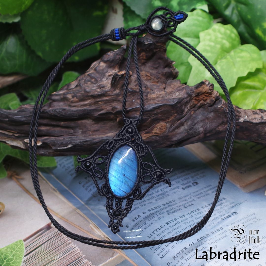 月と太陽を象徴する魔石『ブルーラブラドライト』マクラメ編みトップ