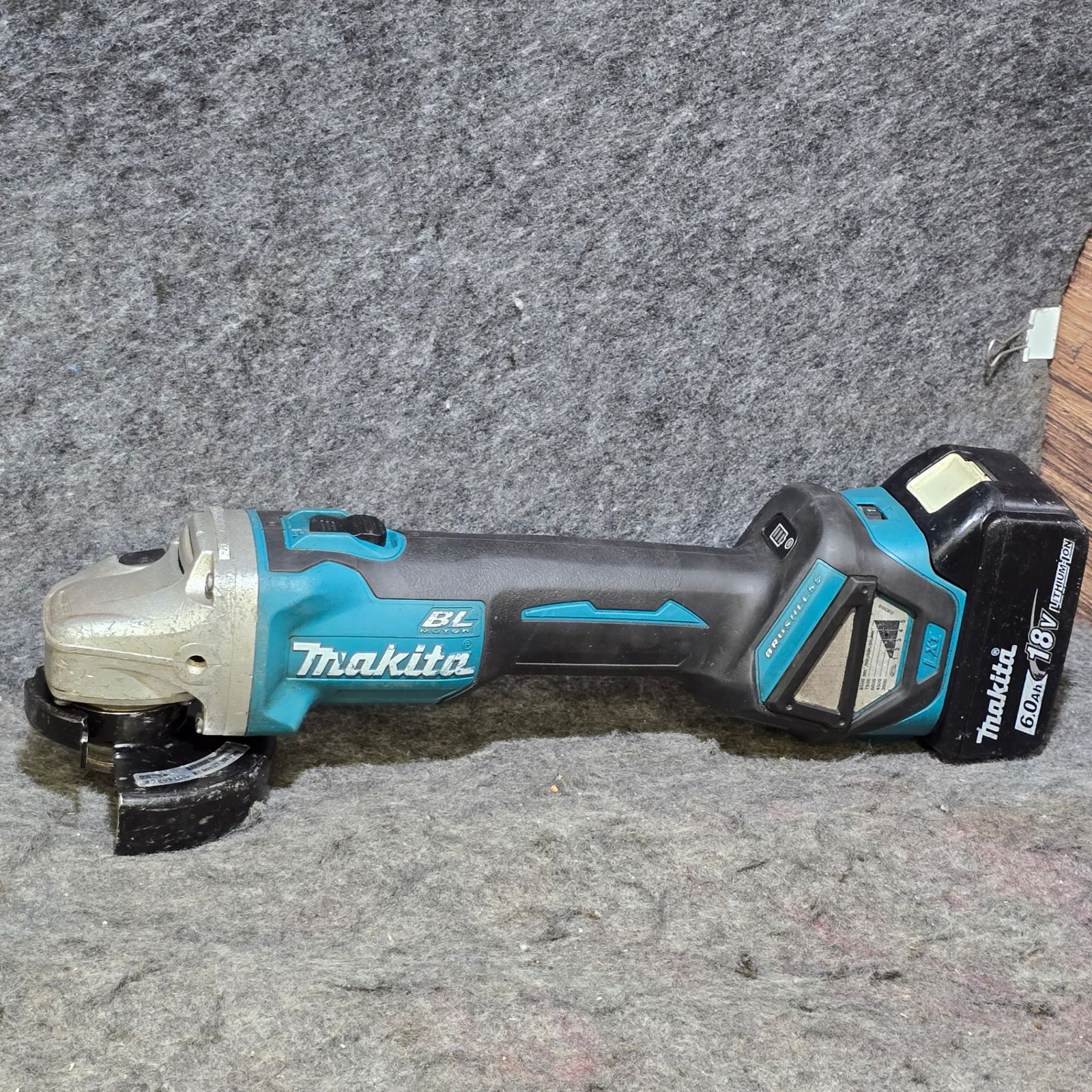 バッテリ付き 端子部分にサビあり マキタ makita 100mmコードレスディスクグラインダ GA412DZ 桶川店