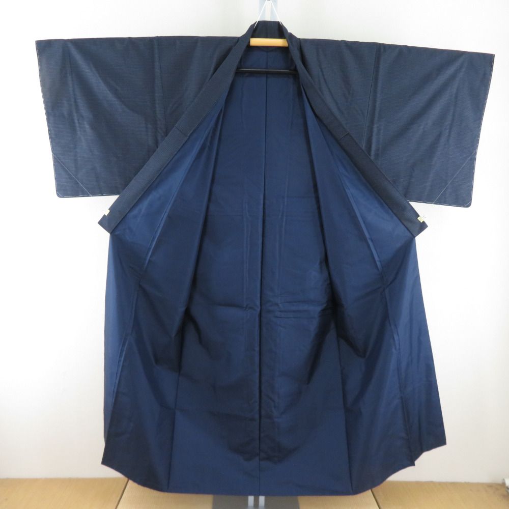 男着物 紬 アンサンブル 袷 黒青色 正絹 男性用きもの メンズ 仕立て上がり 和服 男物 カジュアル 身丈147cm 【キモノオフ野々市若松店】 男着物 紬 アンサンブル 袷 黒青色 正絹 男性用きもの メンズ 仕立て