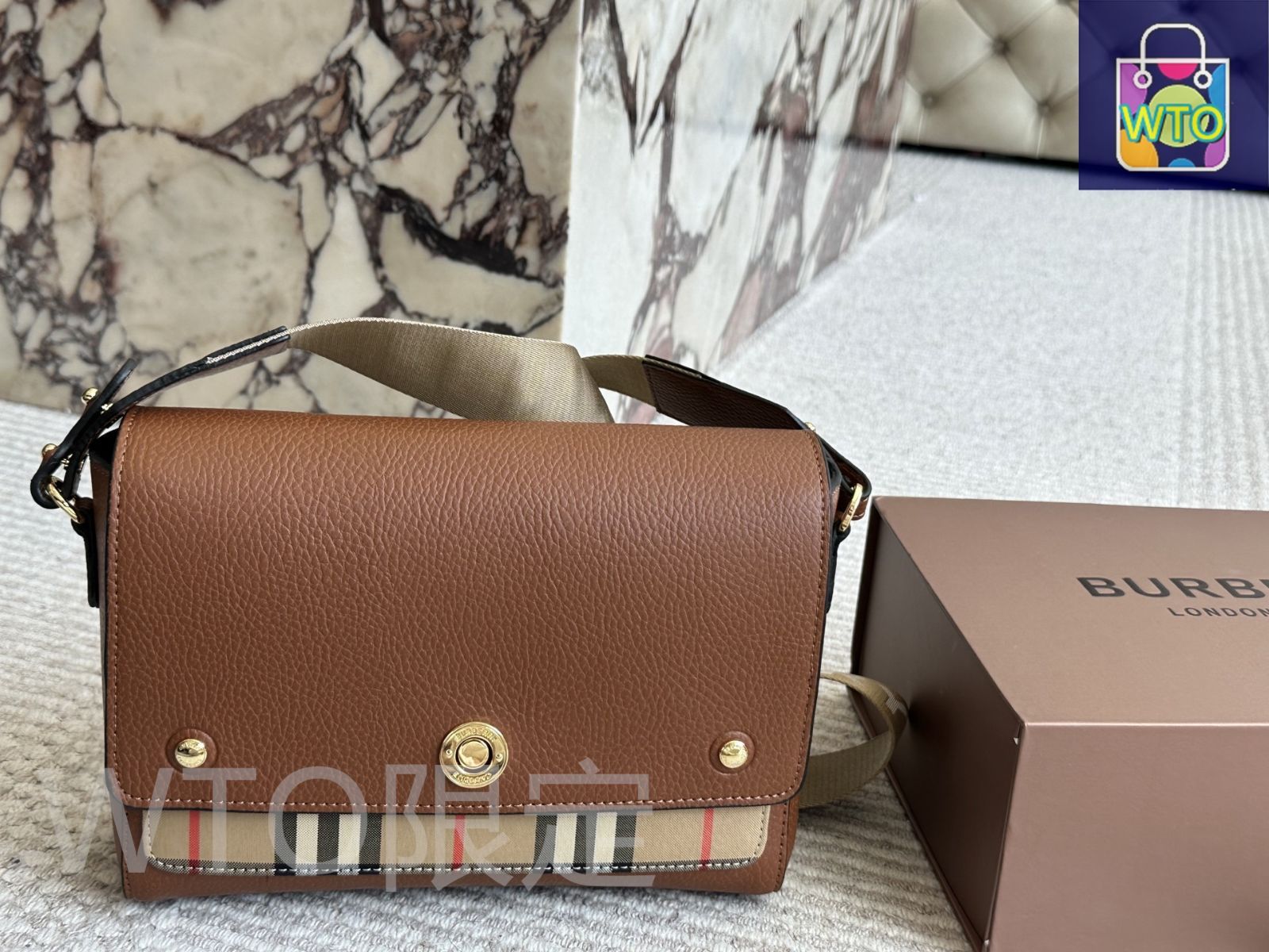 Burberry エンボス加工レザーメッセンジャーバッグ 関税送料込 エンボスチェック バックル メッセンジャーバッグ​ (ブラック