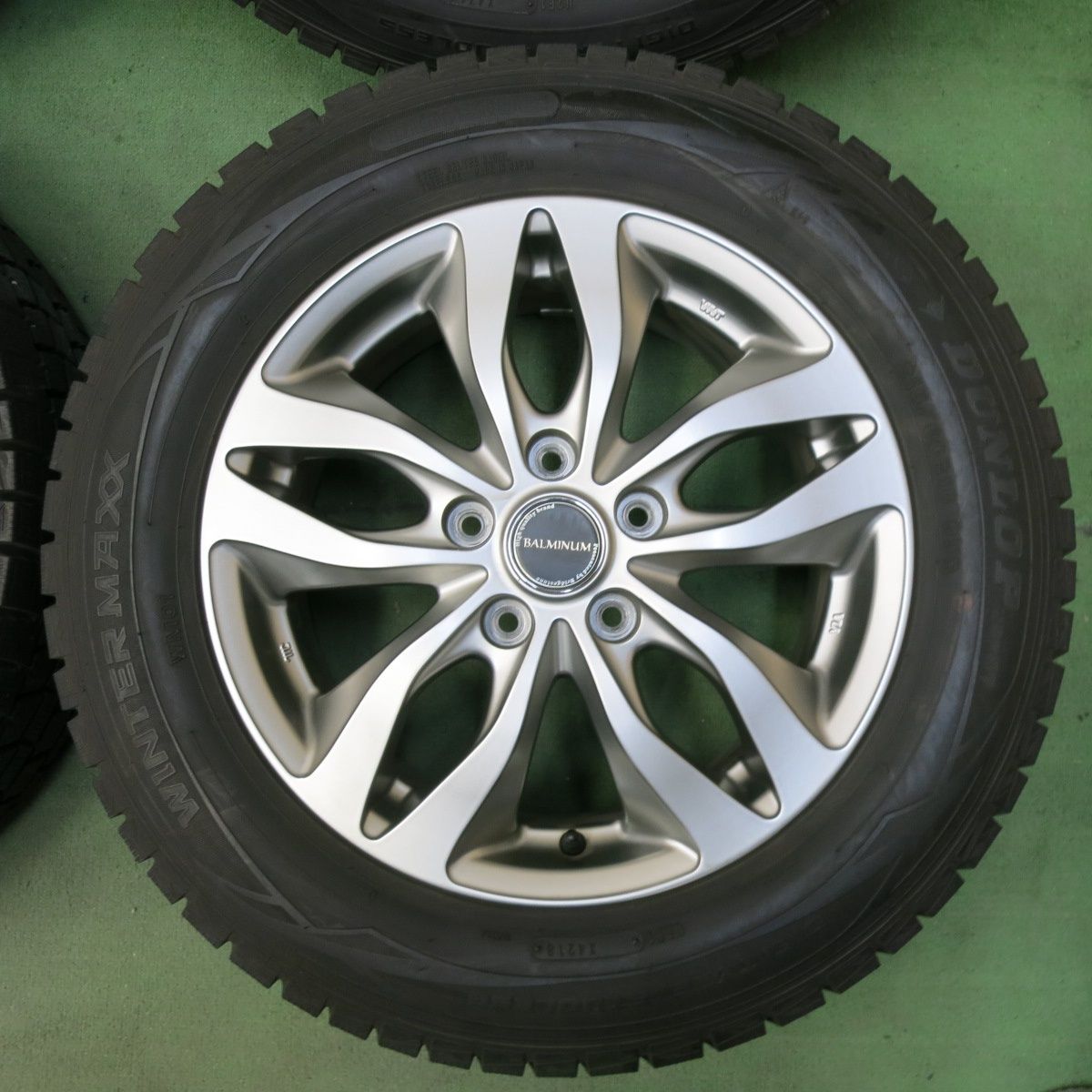 バリ溝！キレイ！9.5分以上☆スタッドレス 215/60R16 ダンロップ 