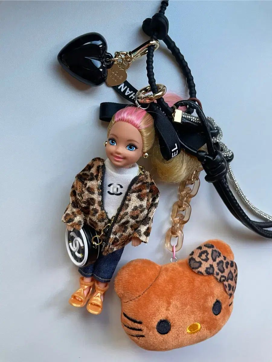 マテル バービーキーホルダー レオパード ハローキティ チェルシーキーホルダー バービー人形 バッグキーホルダー