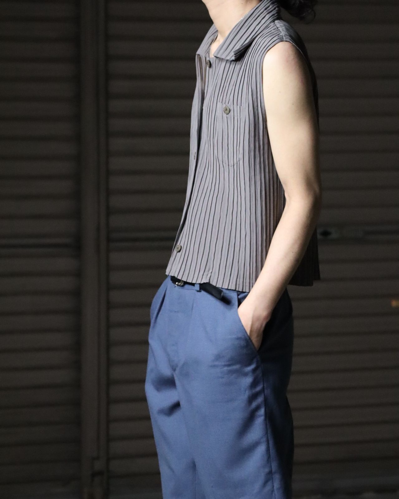 pleats sleeveless