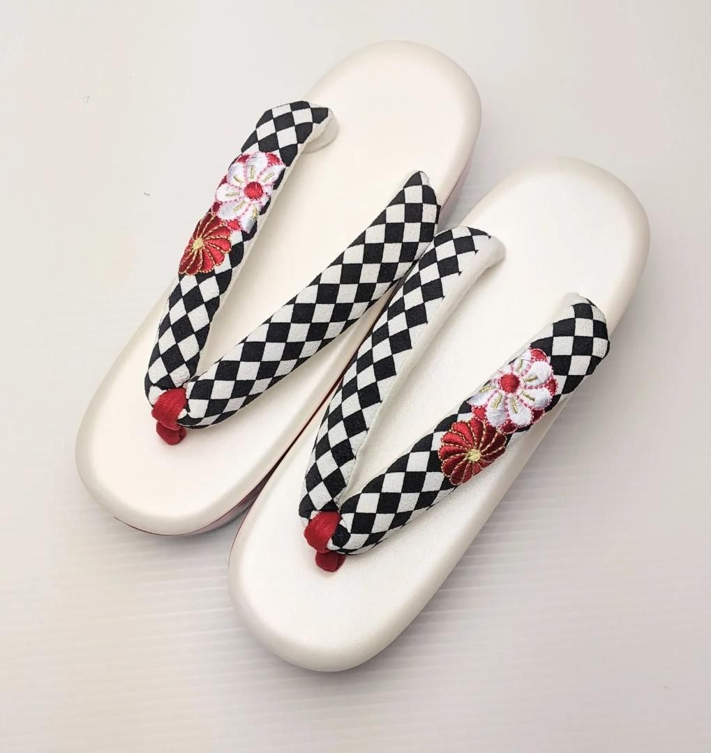 和装 草履 振袖用 コッポリ ヒール草履 白 市松 刺繍 No.73 - メルカリ