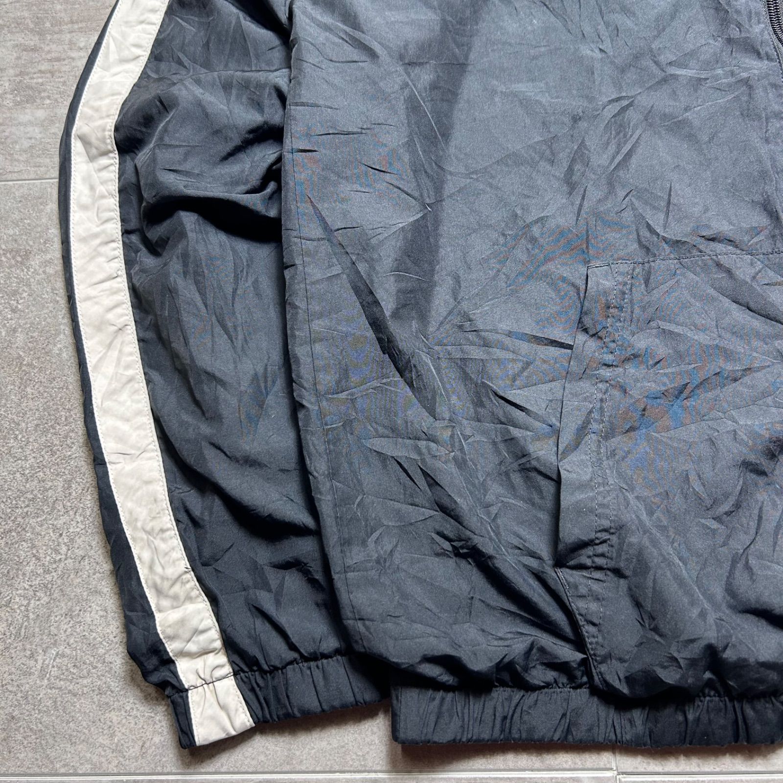 NIKE ナイロンジャケット L size ブラック 黒 胸元ロゴ ス