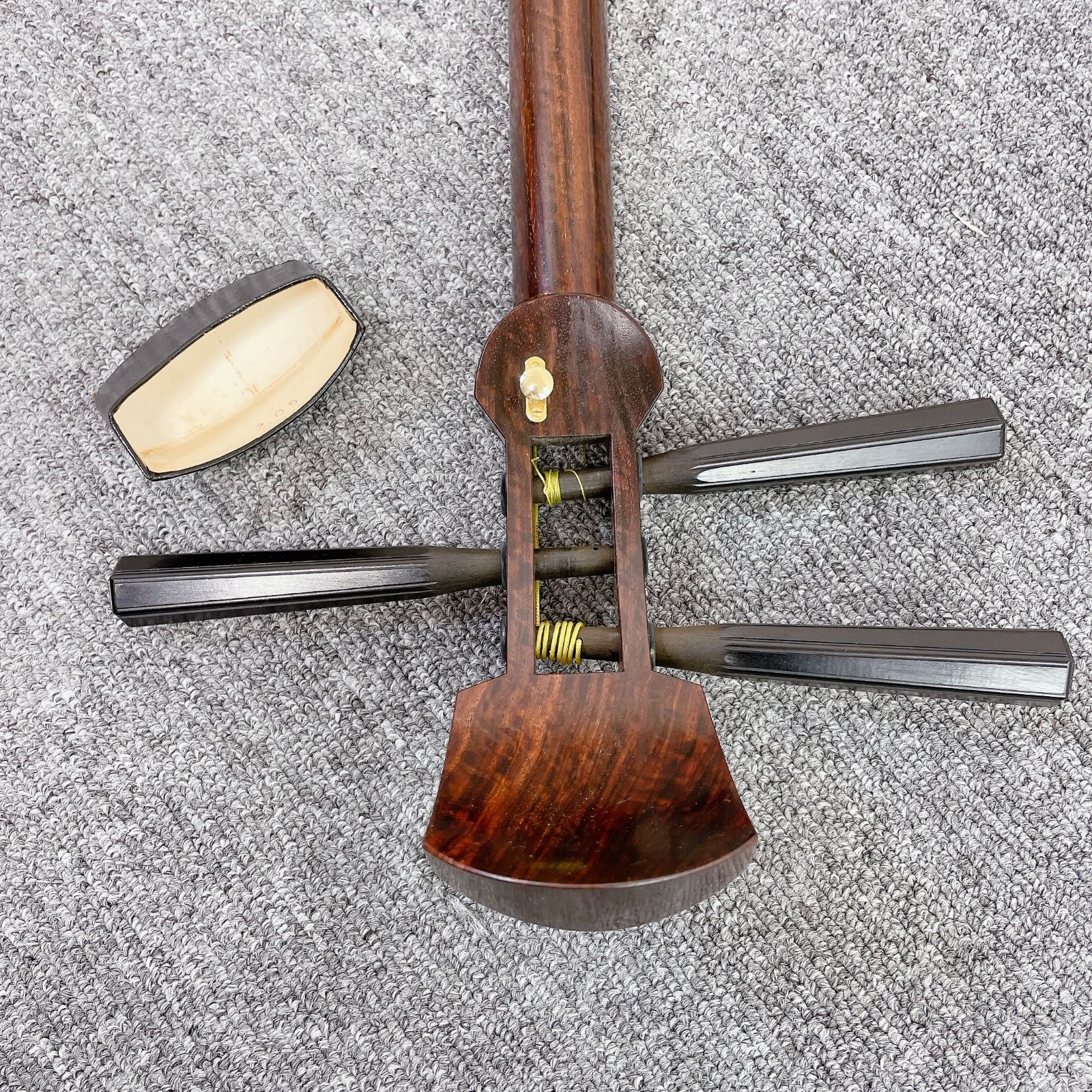 高級 三味線 綾杉胴 紅木 三本継棹 中棹 二枚溝 金細 東サワリ 皮破れあり 特上）津軽紅木三味線セット 子持ち綾杉胴付 | 和楽器市場·新館