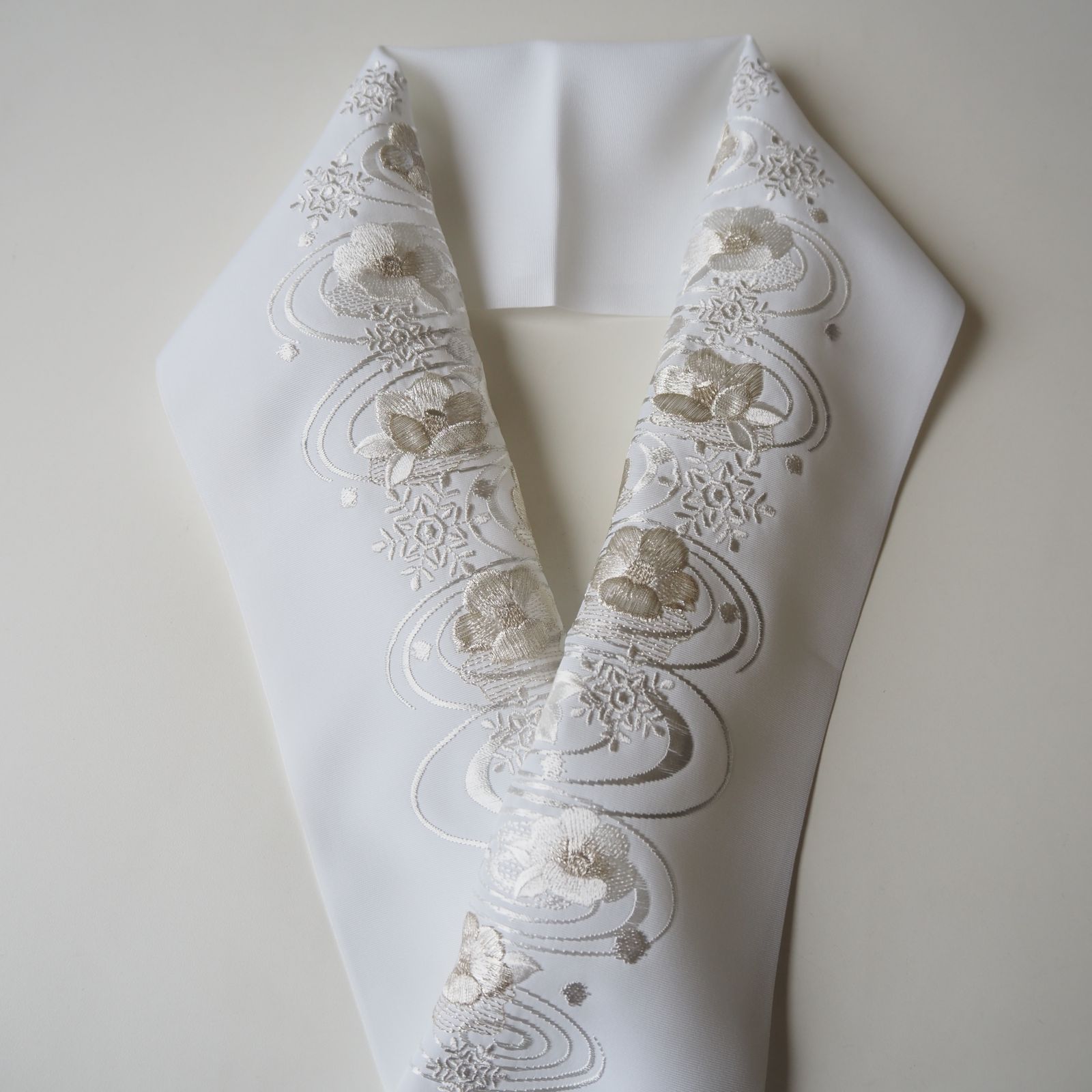 半衿 半襟 豪華 刺繍 ポリエステル 正絹風 白 ホワイト 椿 雪の結晶 