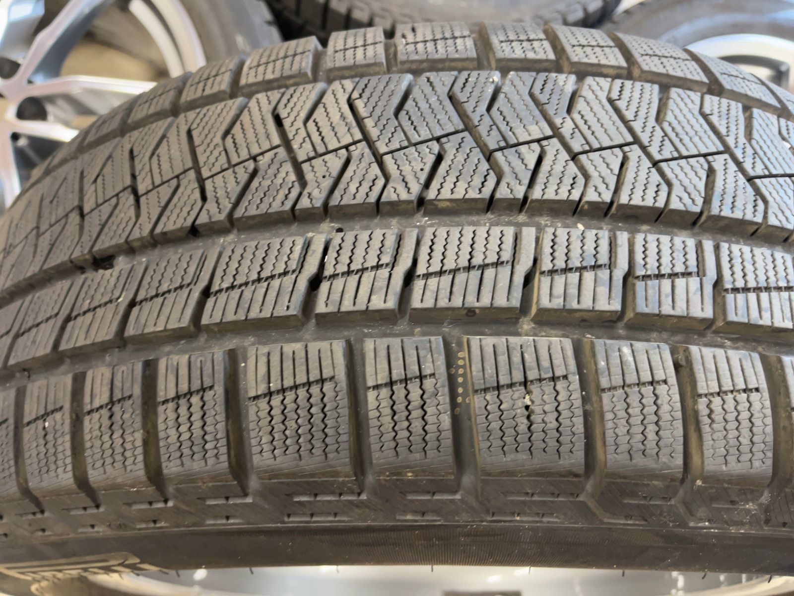 23年製バリ山 225/40R19 19×8J インセット+45 二本