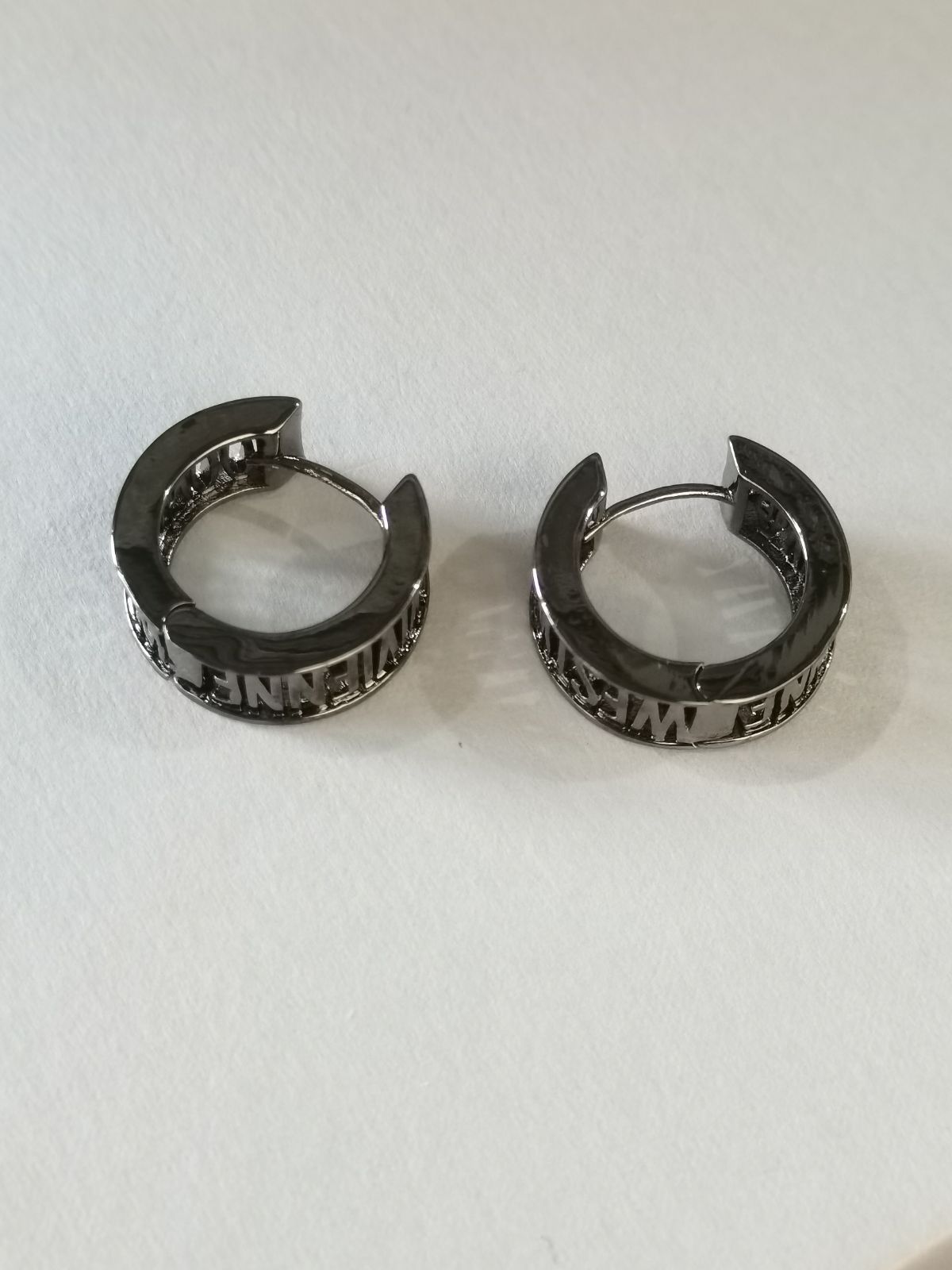 値下 ヴィヴィアンウエストウッド ピアス 英文字（両耳）黑