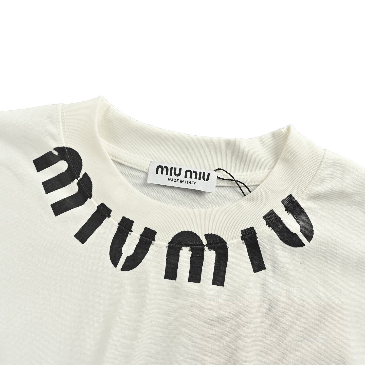 今日特価】MiuMiu 25ss ネックレタープリント T シャツ - メルカリ