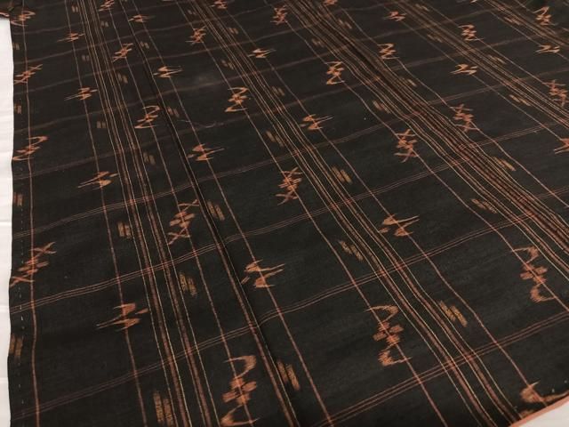 平和屋着物○国指定重要無形文化財 本場久米島紬 手織 飛鳥文 黒地  