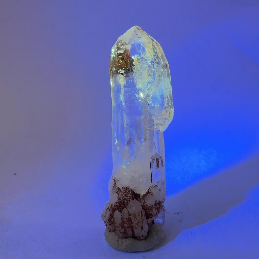 【E25149】  新産地！ 石油入り水晶 オイルインクォーツ 水晶 蛍光鉱物 水晶