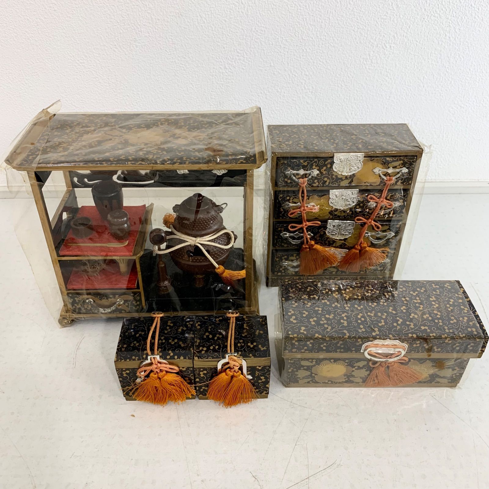古い雛道具◆御三ツ揃◆木製 蒔絵 唐草 漆器 雛人形 骨董 ドールハウス 古い雛道具◇御三ツ揃◇木製 蒔絵 唐草 漆器 雛人形 骨董 ドール