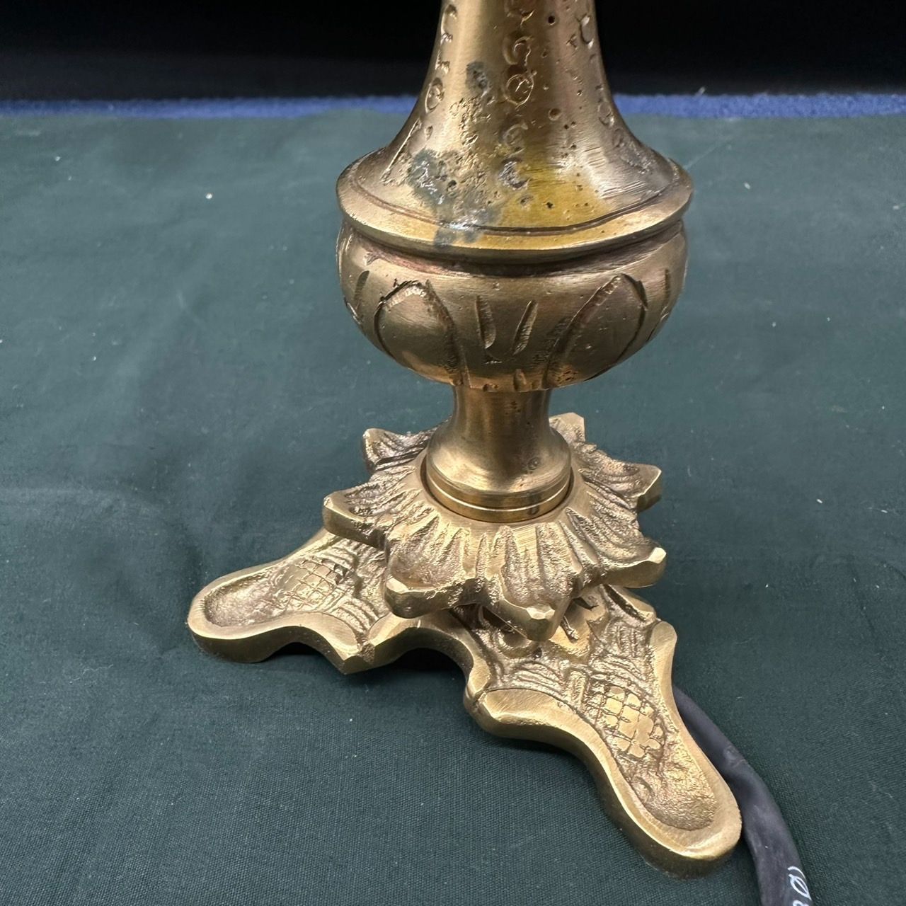 エミールガレ 真鍮台座　ランプ　1灯照明　 カメオ彫り　被せガラス 高さ32cm エミールガレ 真鍮台座 ランプ 1灯照明 カメオ彫り 被せガラス 高さ