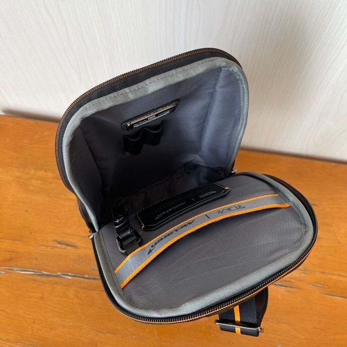 並行輸入品 アウトレット TUMI I MCLAREN トルク スリング TUMI I MCLAREN 「トルク」スリング カーボン｜TUMI(トゥミ)公式