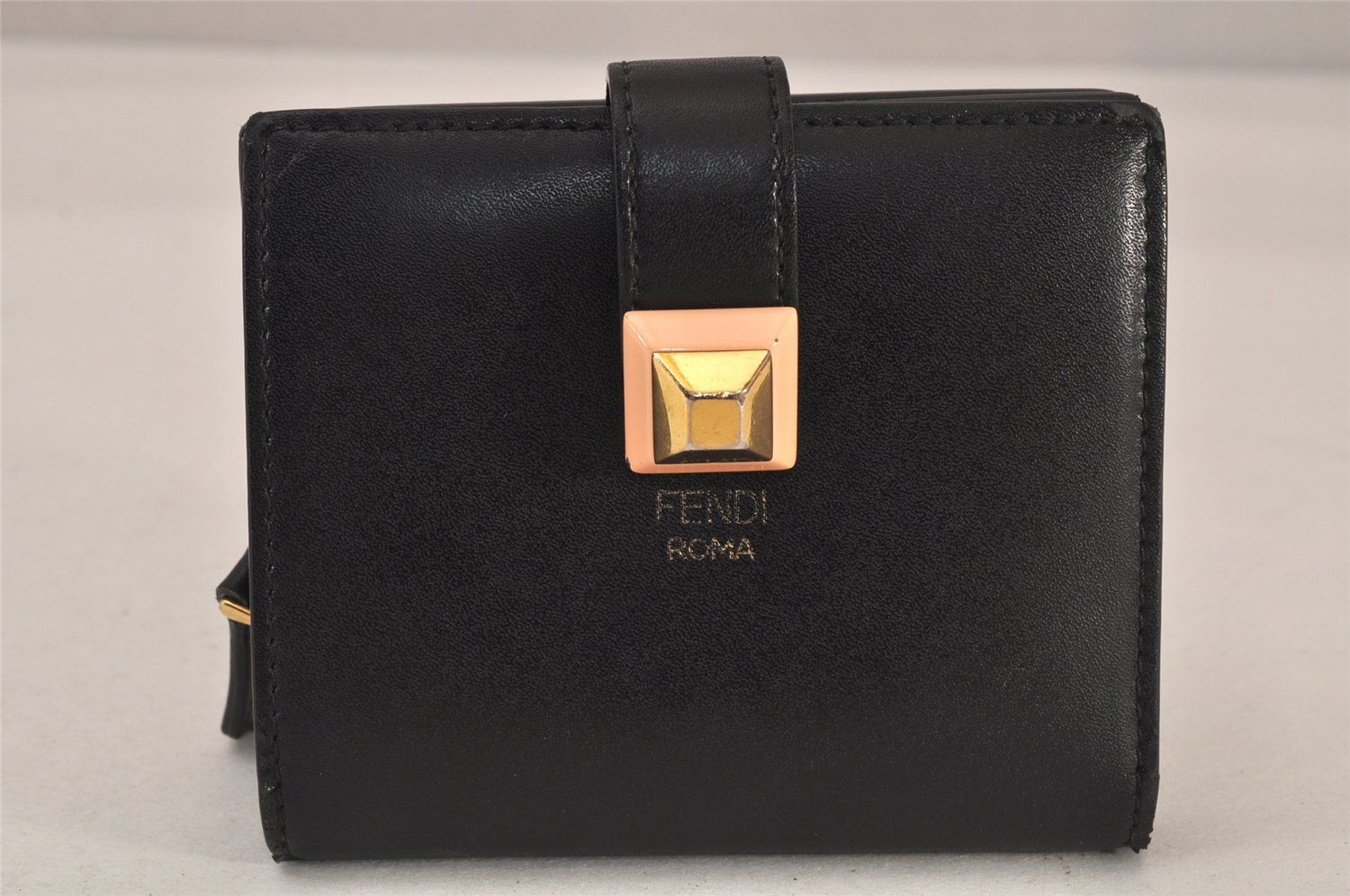 美品　FENDI 財布　ヴィンテージ フェンディ24年春ウィメンズレザー財布、“ハンドステッチ”付きの