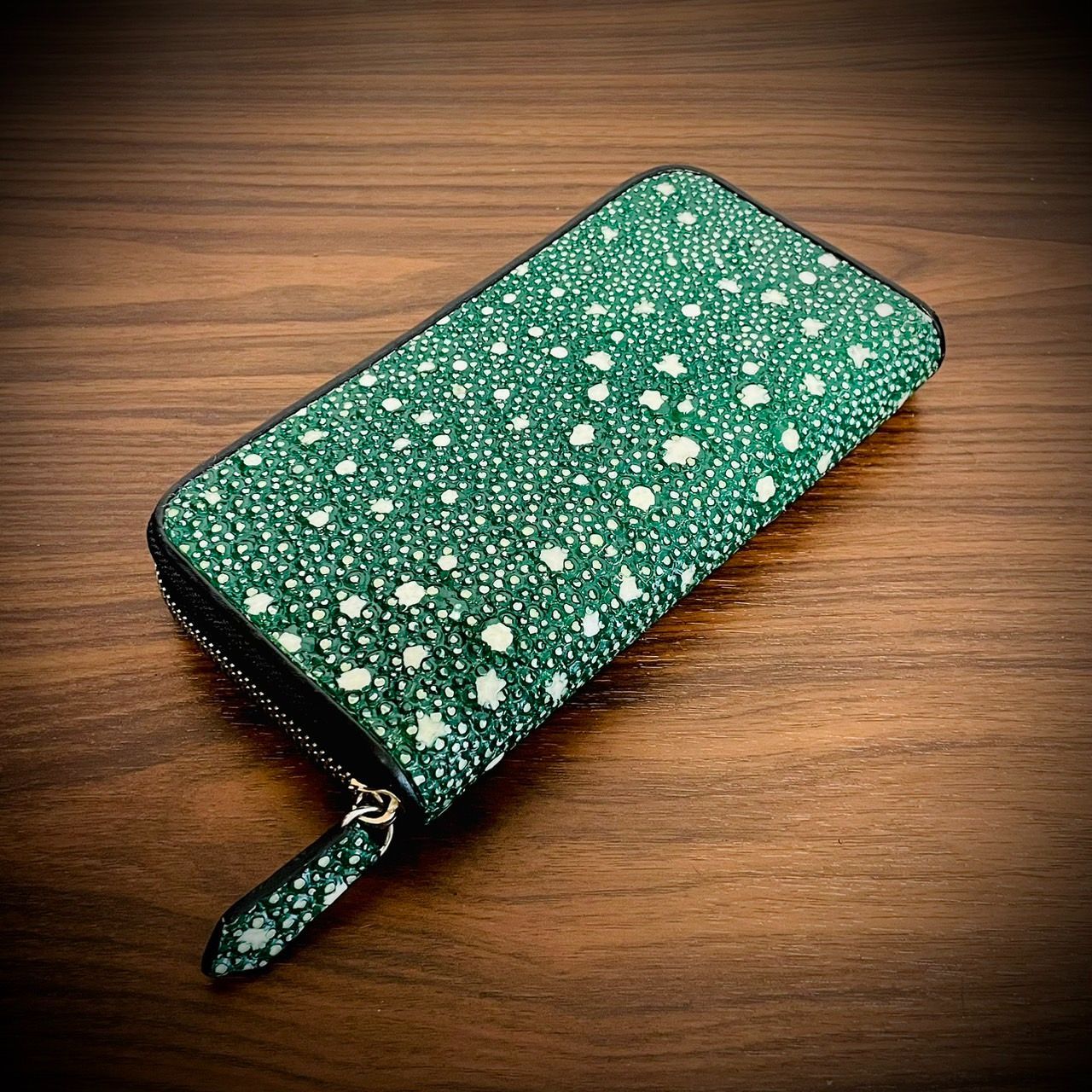幻の素材 スタースティングレイ 長財布 エイ革 一枚革 ガルーシャ スティングレイ カード１８枚 大容量 グリーン 緑