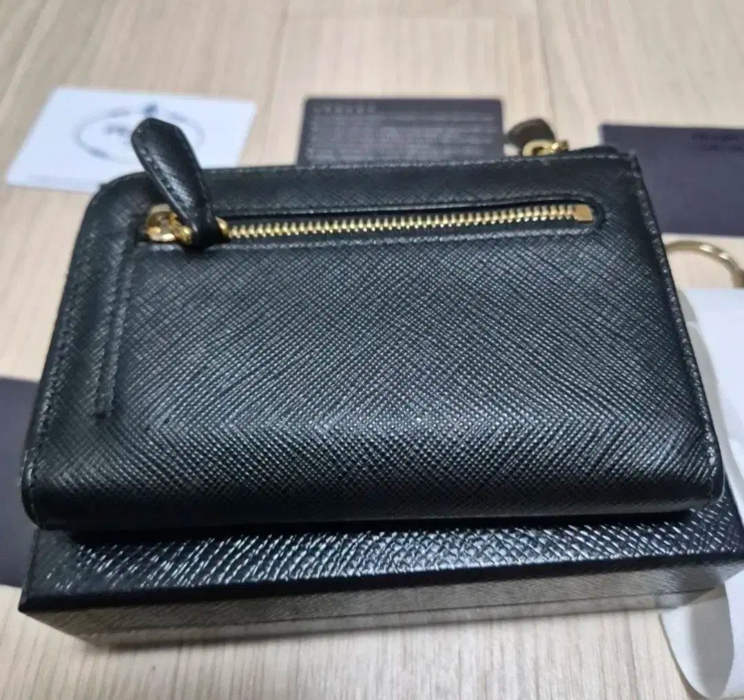 プラダ 正規品 PRADA 正規品】 iPhone15promax用ケース 水色 Women's