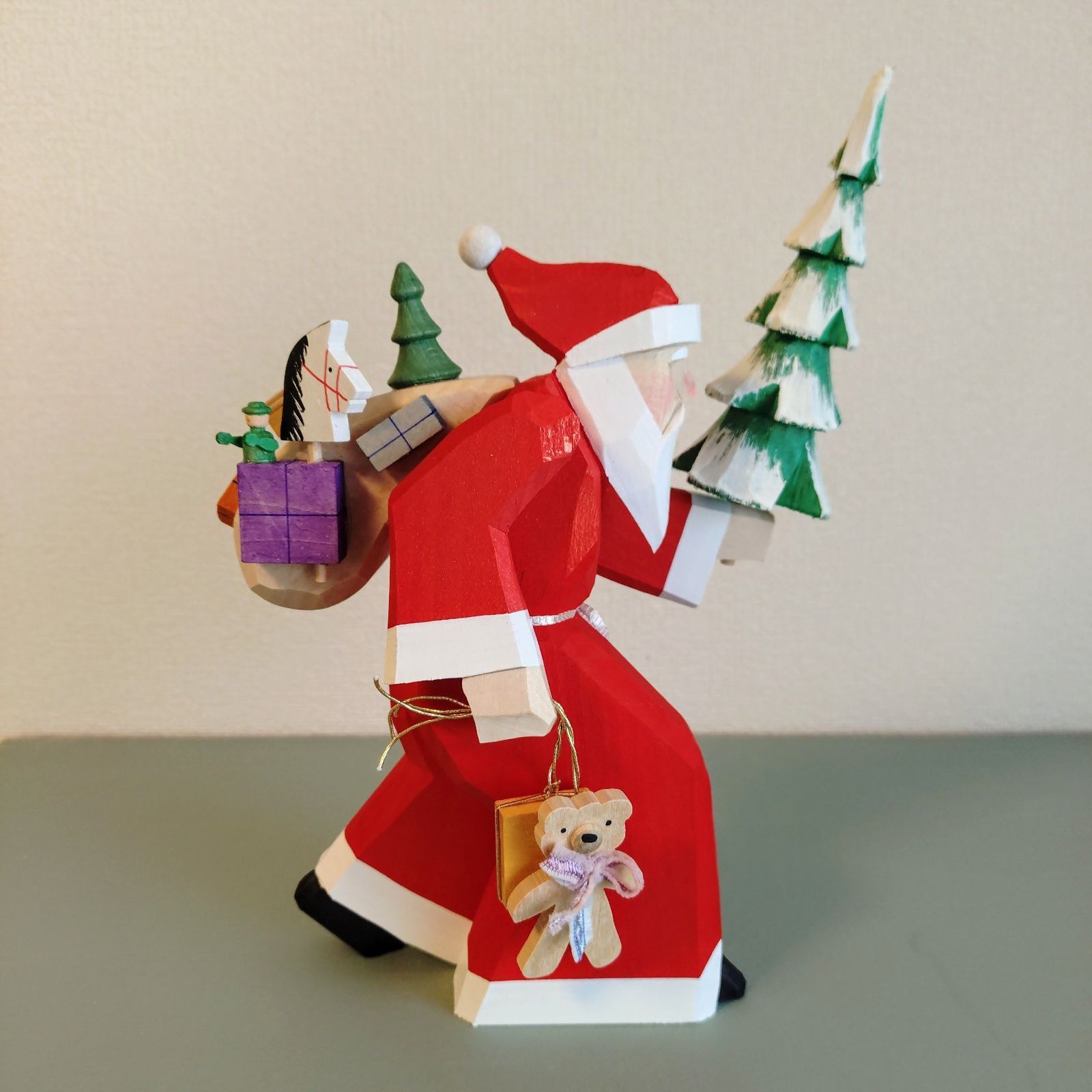 もみの木とプレゼントを持つサンタ ドイツ工芸品 木製 木彫り 手彫り