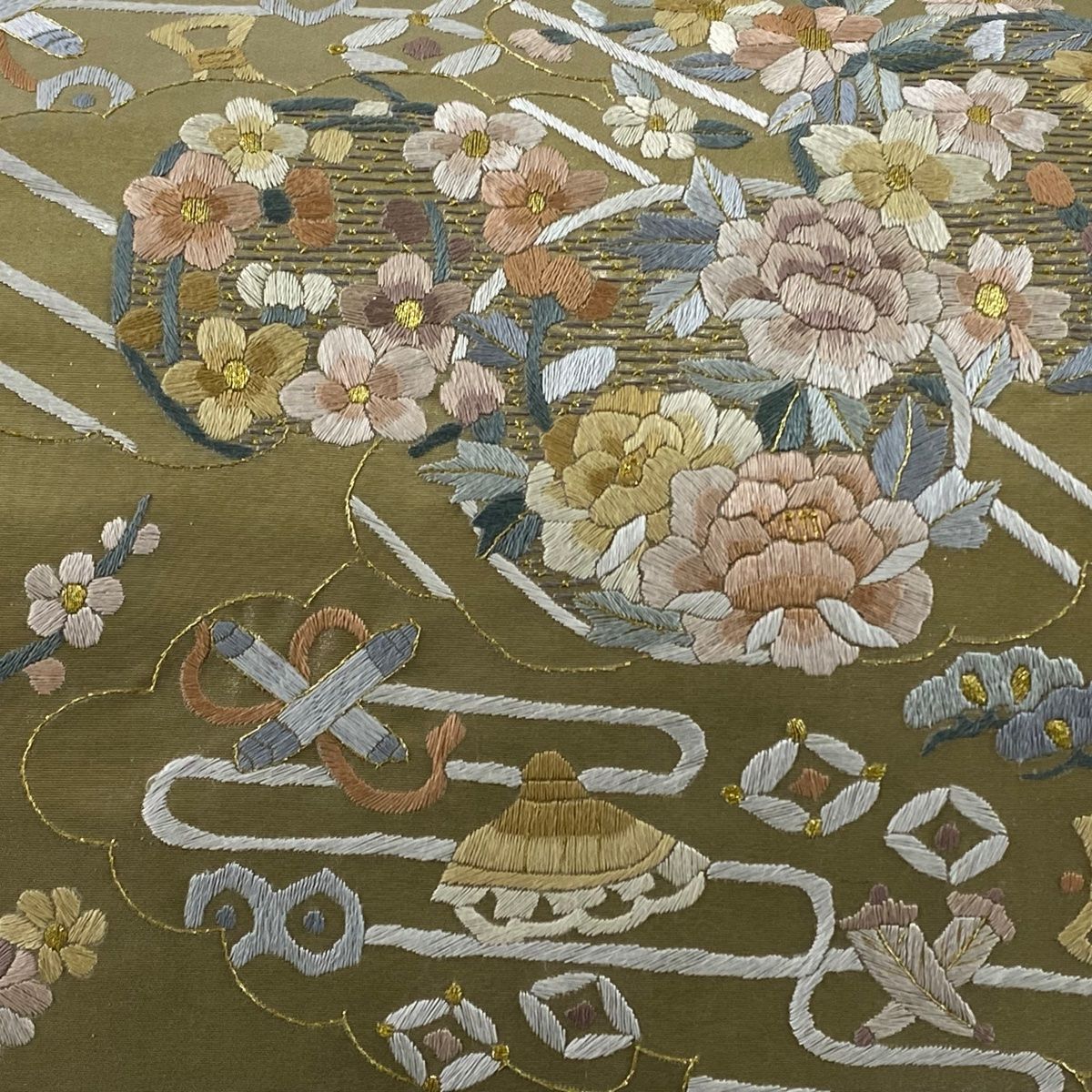 袋帯 美品 秀品 花丸文 宝尽くし 刺繍 金糸 灰茶 お太鼓柄 正絹
