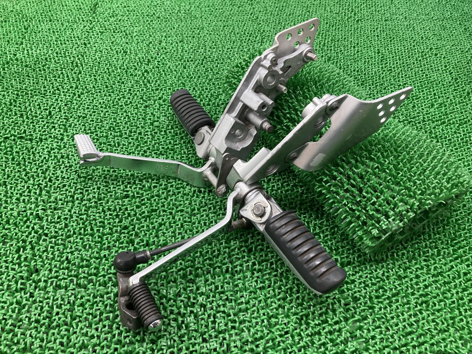 ZRX1200R ステップ 左右 35011-1819/35011-1820 カワサキ 純正 中古