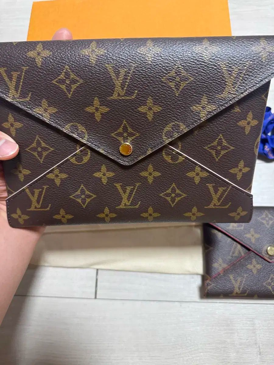 美品 バレンシアガ クラッチバッグ ムートン オフホワイト