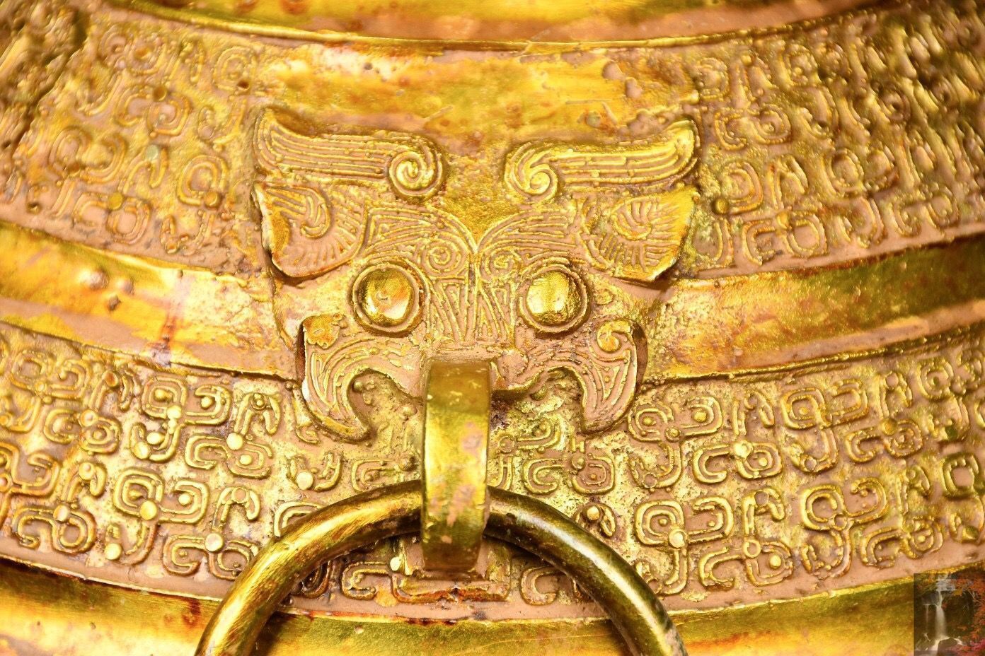 鯉の置物　金工師岩坪信光作　金属工芸品　鯉　縁起物　置物　信光　台座付き 鯉の置物 金工師岩坪信光作 金属工芸品 鯉 縁起物 置物 信光